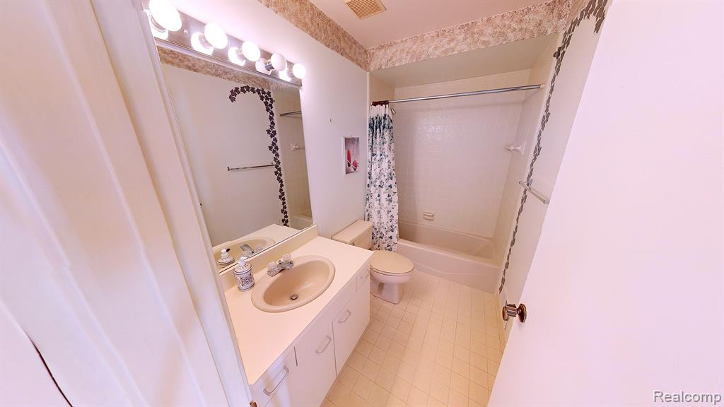 29207 E CHANTICLEER Drive, Southfield, MI 48034 — Photo 22