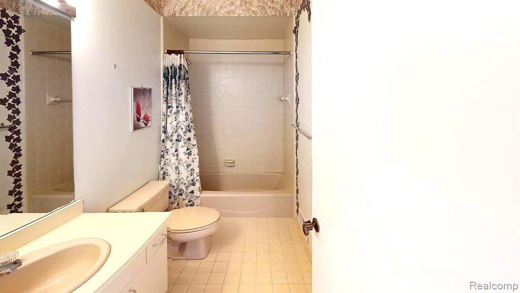 29207 E CHANTICLEER Drive, Southfield, MI 48034 — Photo 23