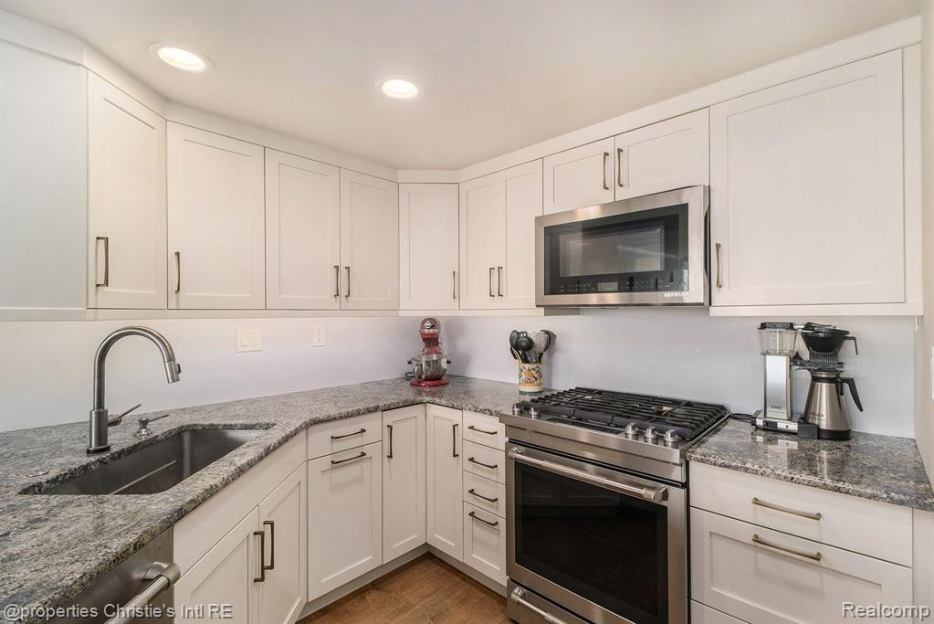 250 E HARBORTOWN Drive, 1312, Detroit, MI 48207 — Photo 13