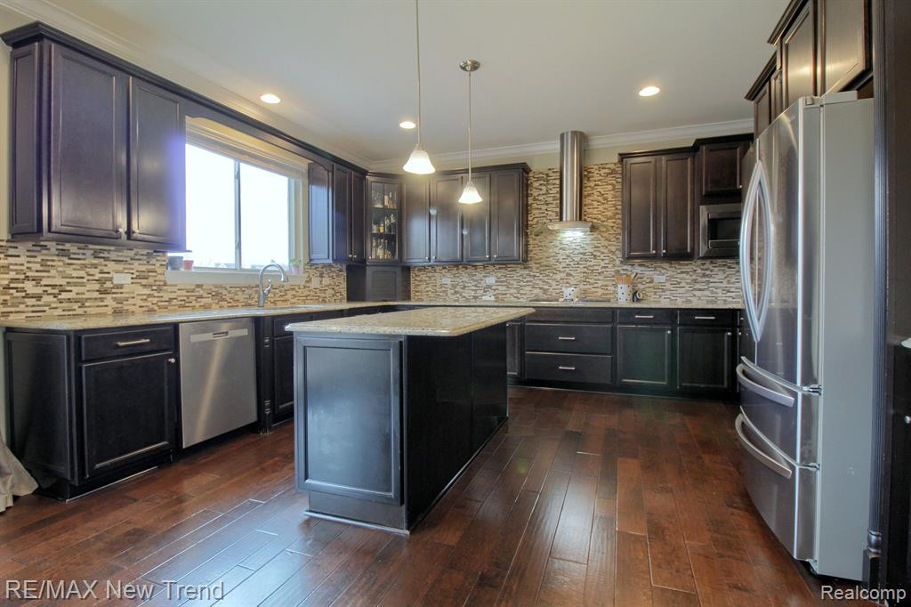 823 LAKE WOODS Drive, Canton, MI 48188 — Photo 11