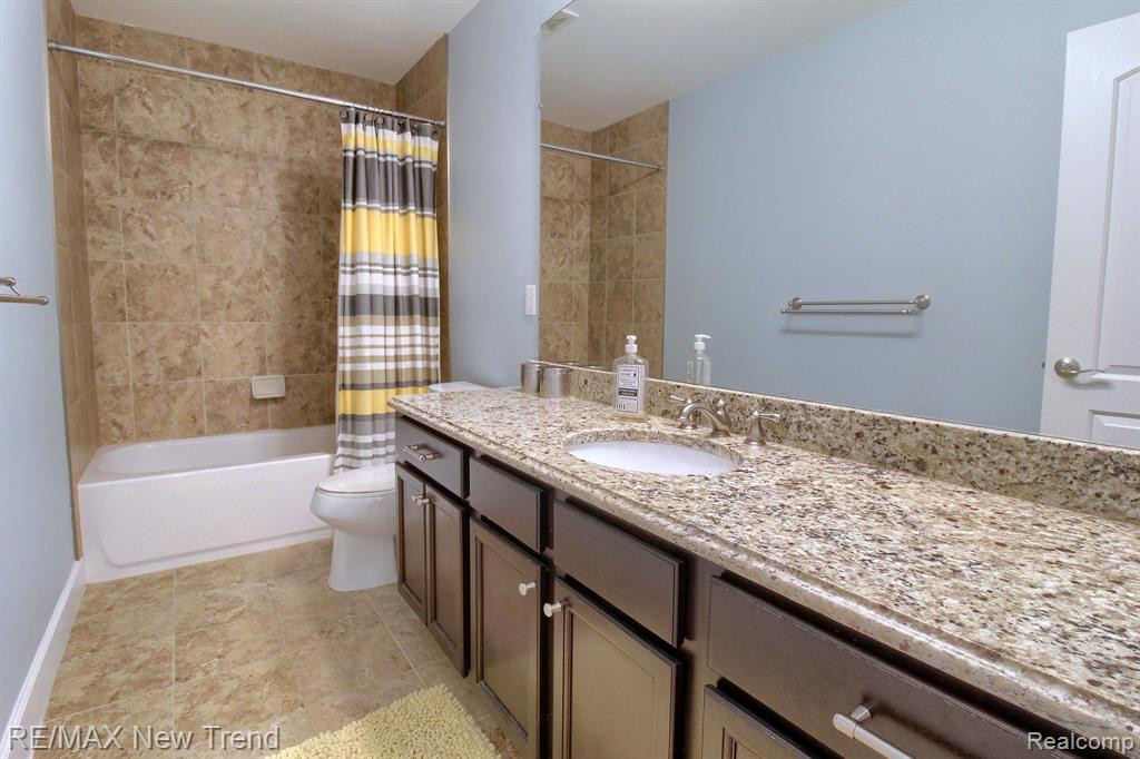 823 LAKE WOODS Drive, Canton, MI 48188 — Photo 27