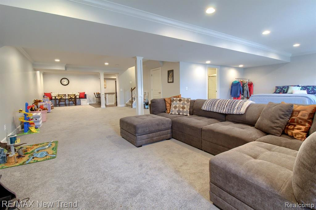 823 LAKE WOODS Drive, Canton, MI 48188 — Photo 29