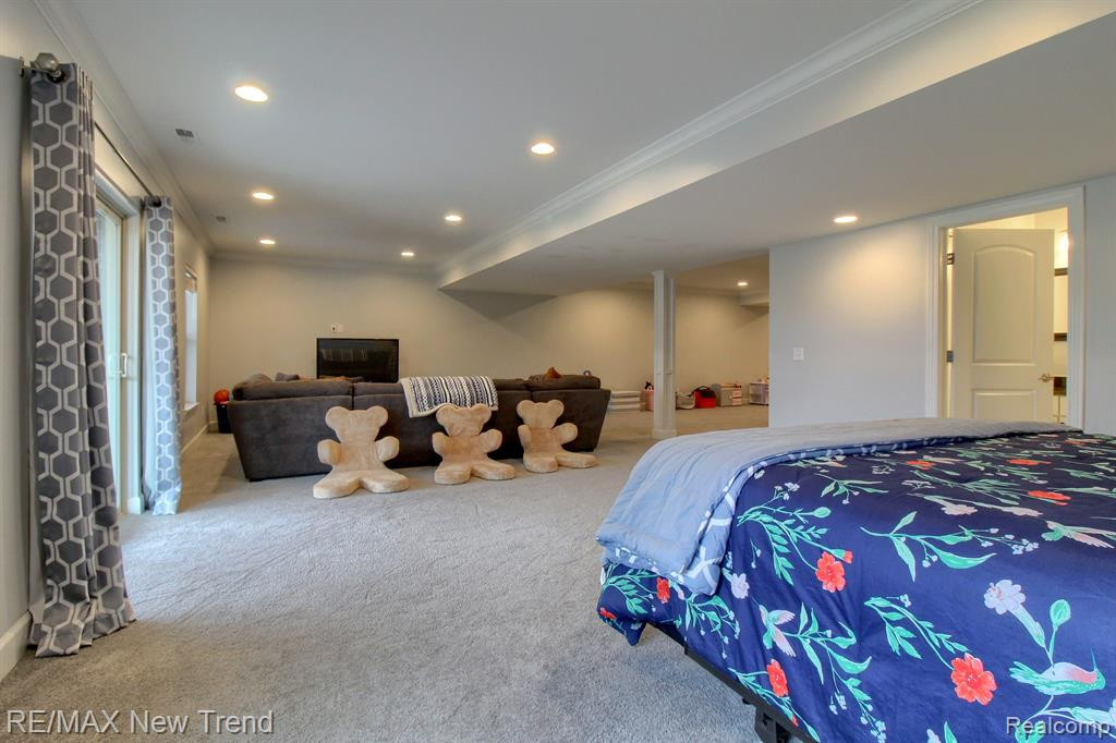 823 LAKE WOODS Drive, Canton, MI 48188 — Photo 31