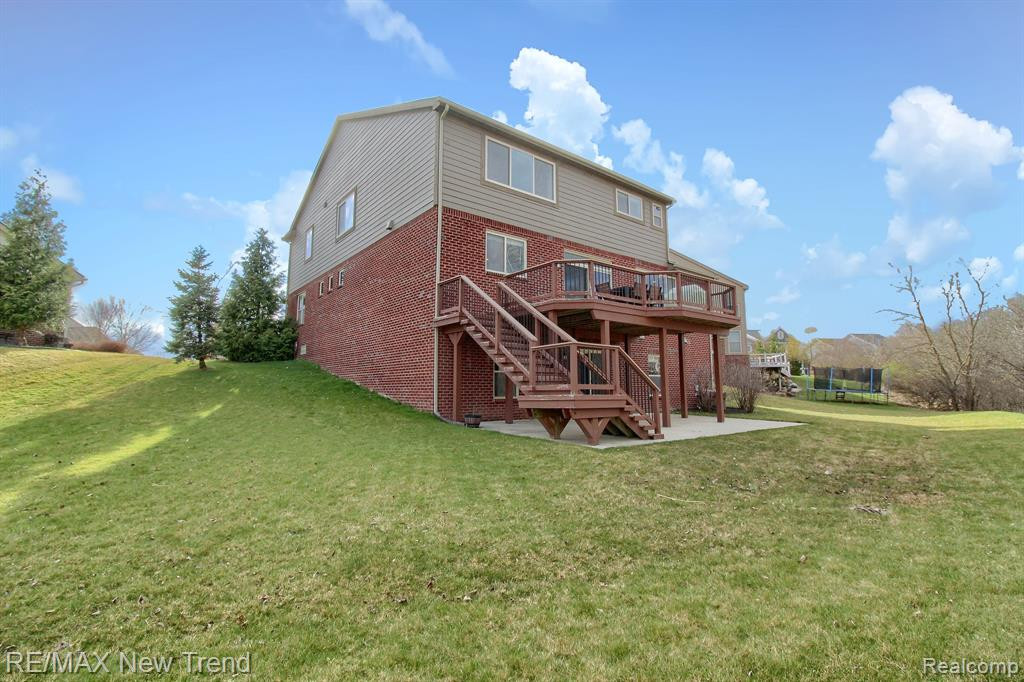 823 LAKE WOODS Drive, Canton, MI 48188 — Photo 35