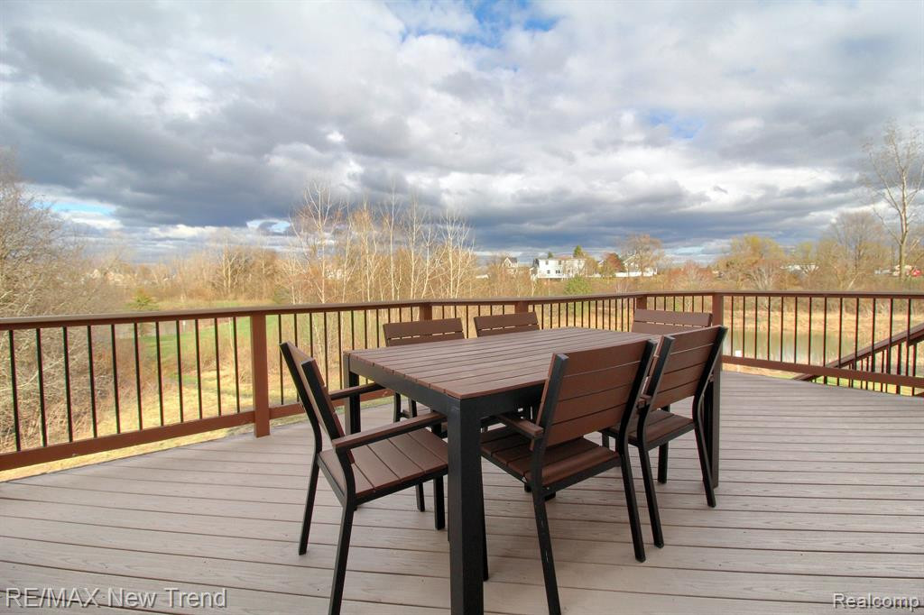 823 LAKE WOODS Drive, Canton, MI 48188 — Photo 37