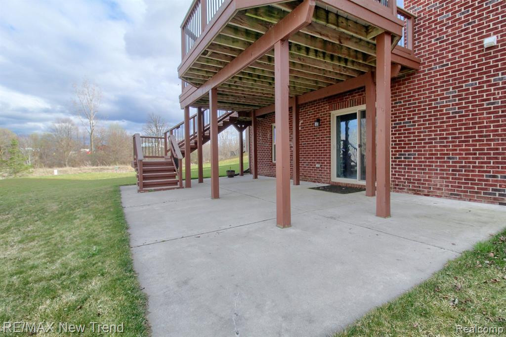 823 LAKE WOODS Drive, Canton, MI 48188 — Photo 40