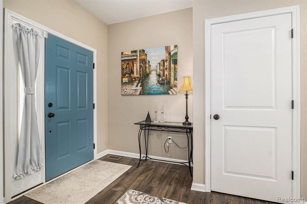 9252 HIDDEN OAKS Drive, Grand Blanc, MI 48439 — Photo 4