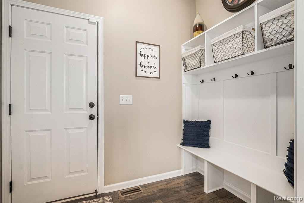 9252 HIDDEN OAKS Drive, Grand Blanc, MI 48439 — Photo 11