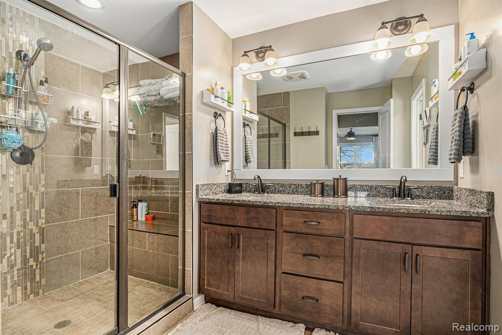 9252 HIDDEN OAKS Drive, Grand Blanc, MI 48439 — Photo 16