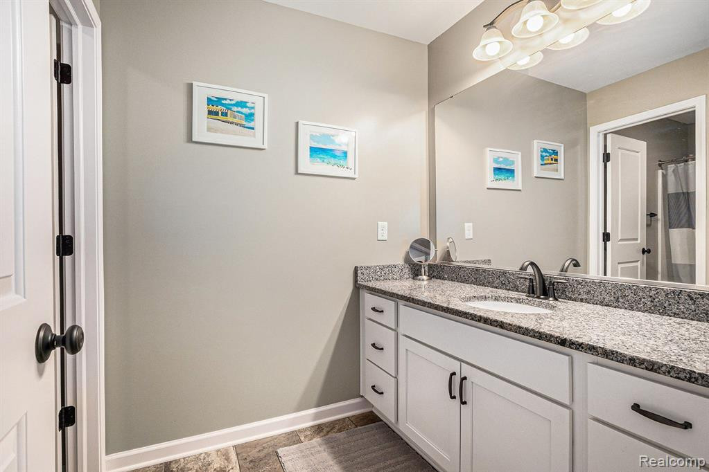 9252 HIDDEN OAKS Drive, Grand Blanc, MI 48439 — Photo 17