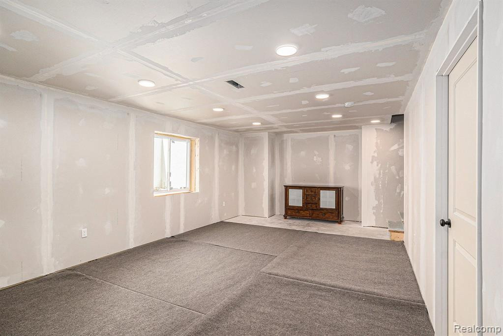 9252 HIDDEN OAKS Drive, Grand Blanc, MI 48439 — Photo 23