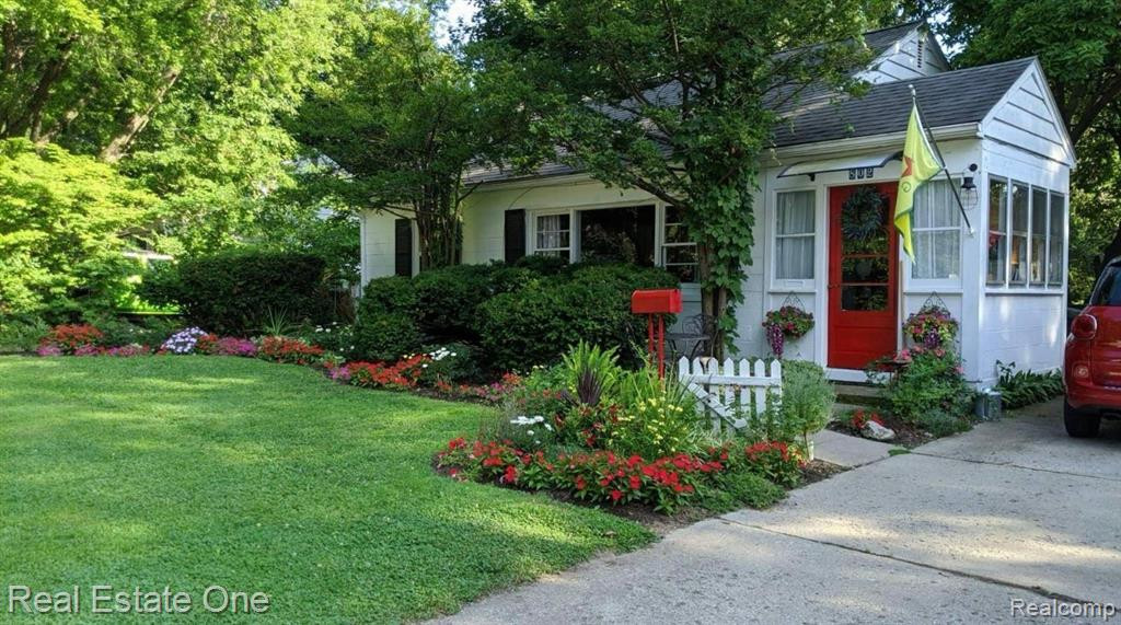 802 BARTON Drive, Ann Arbor, MI 48105 — front exterior