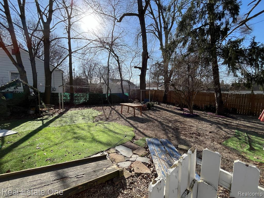 802 BARTON Drive, Ann Arbor, MI 48105 — Photo 10