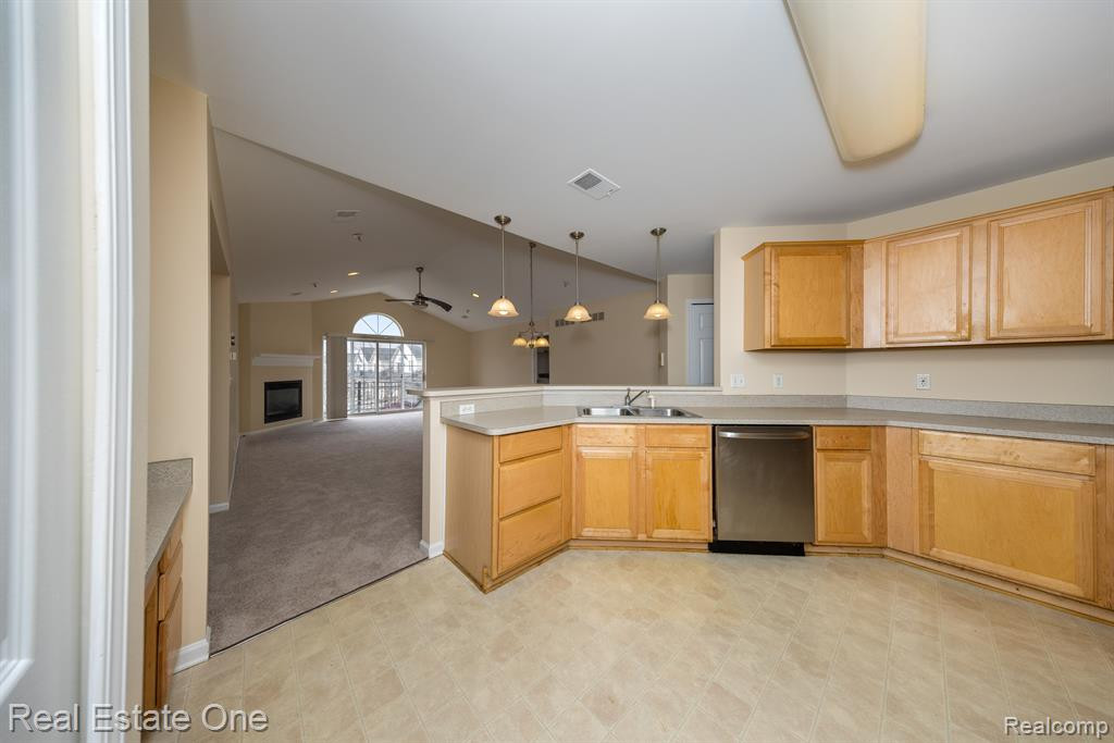 10202 JASMINE Drive, 52, Walled Lake, MI 48390 — Photo 8