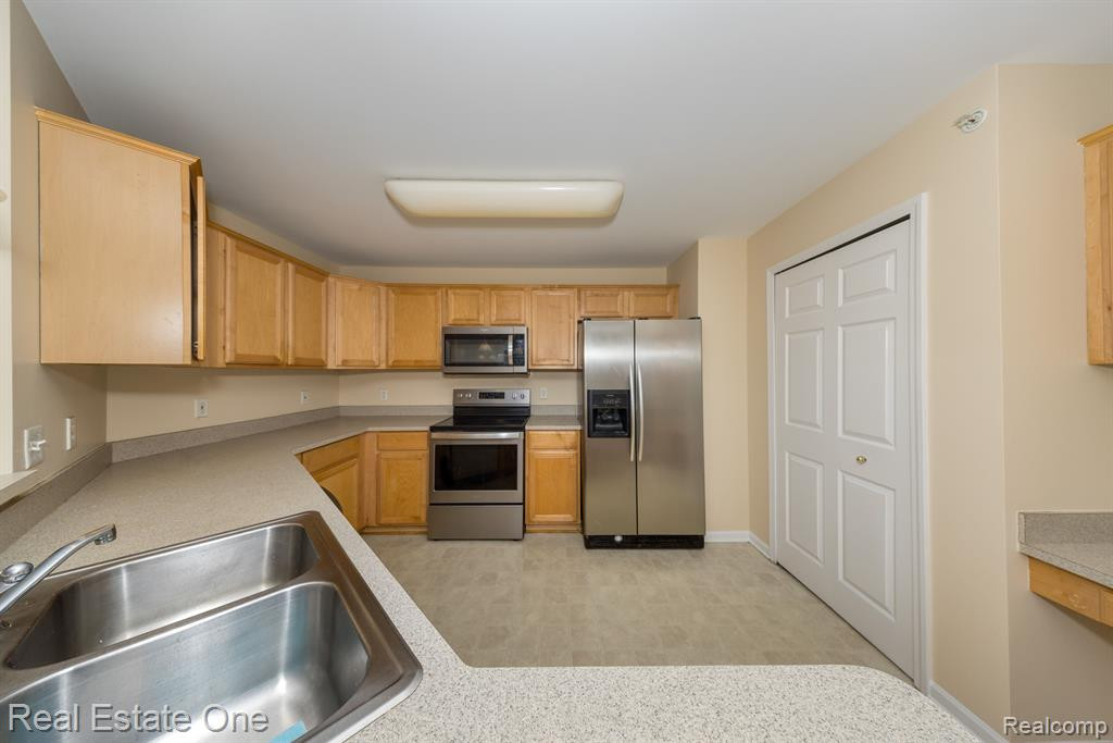 10202 JASMINE Drive, 52, Walled Lake, MI 48390 — Photo 9