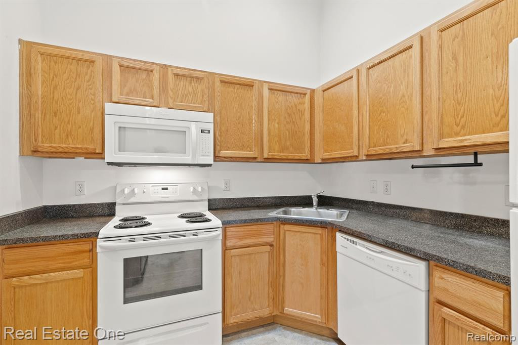 23464 STOFLET Lane, Trenton, MI 48183 — Photo 8