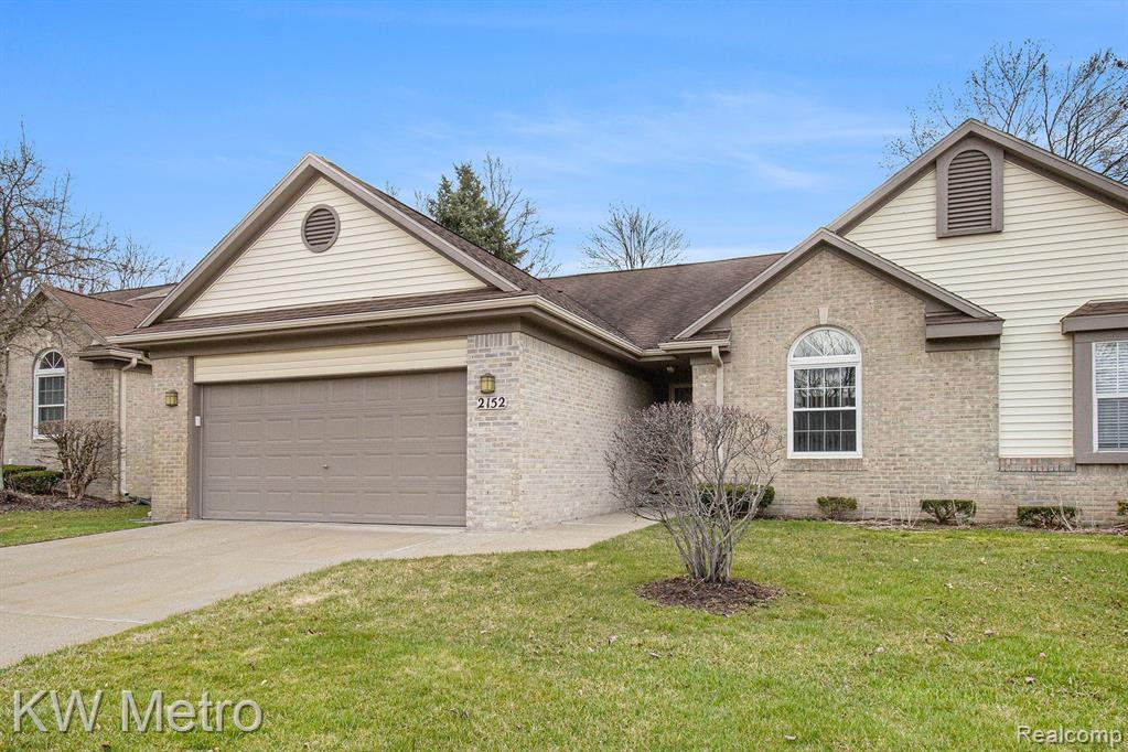 2152 PLEASANT Drive, Commerce Twp, MI 48390 — Photo 2