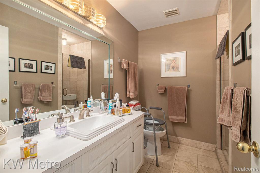 2152 PLEASANT Drive, Commerce Twp, MI 48390 — Photo 12