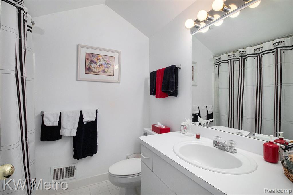 2152 PLEASANT Drive, Commerce Twp, MI 48390 — Photo 16
