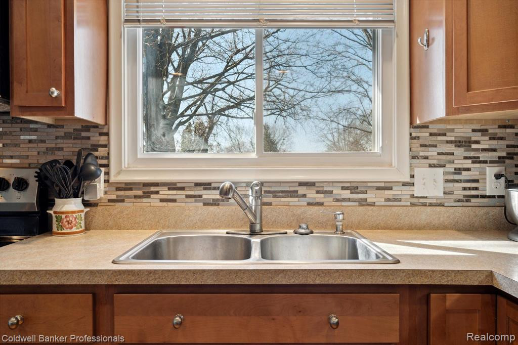 8253 MILLER Road, Swartz Creek, MI 48473 — Photo 15