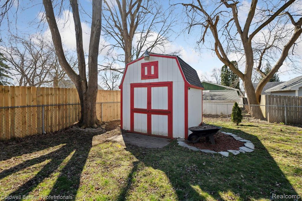 8253 MILLER Road, Swartz Creek, MI 48473 — Photo 43