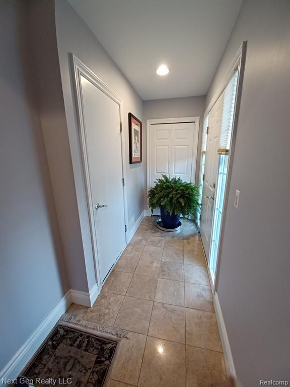 9210 FARMINGDALE Lane, Walled Lake, MI 48390 — Photo 6