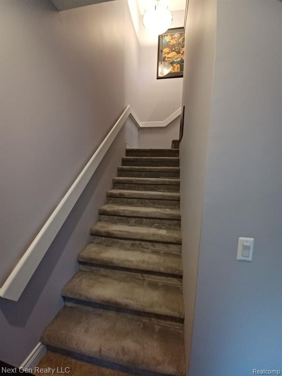 9210 FARMINGDALE Lane, Walled Lake, MI 48390 — Photo 8