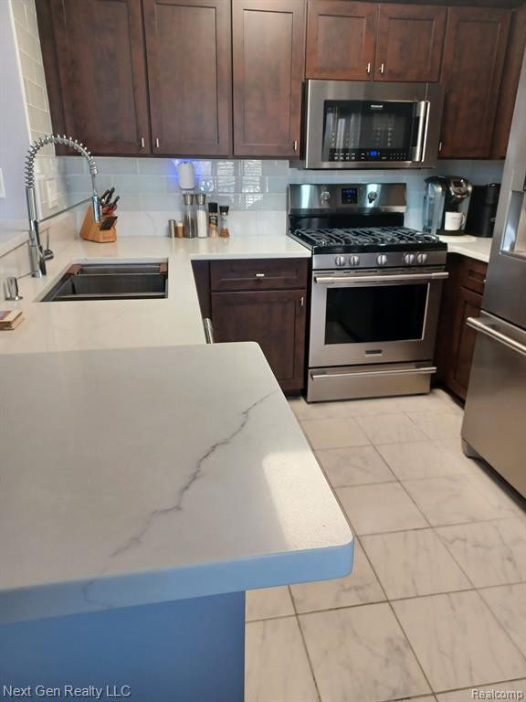9210 FARMINGDALE Lane, Walled Lake, MI 48390 — Photo 15