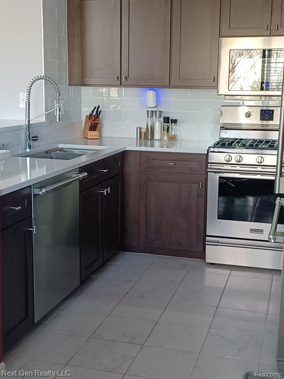 9210 FARMINGDALE Lane, Walled Lake, MI 48390 — Photo 16