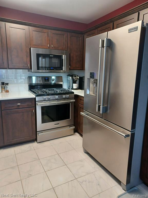 9210 FARMINGDALE Lane, Walled Lake, MI 48390 — Photo 18
