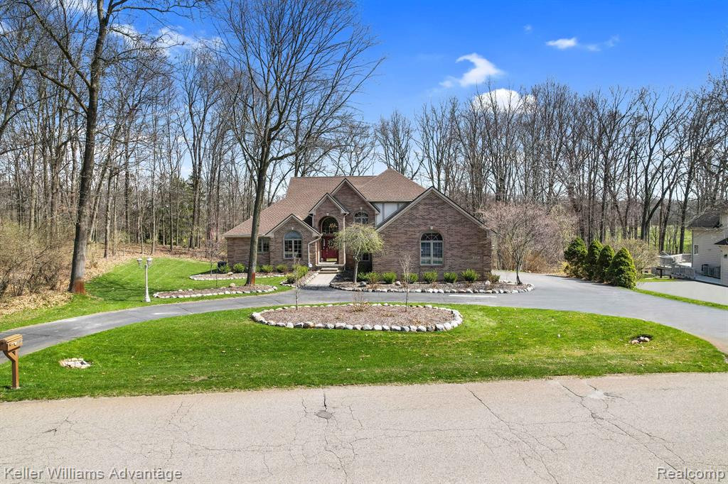8597 PEBBLE CREEK Drive, Pinckney, MI 48169 — Photo 2