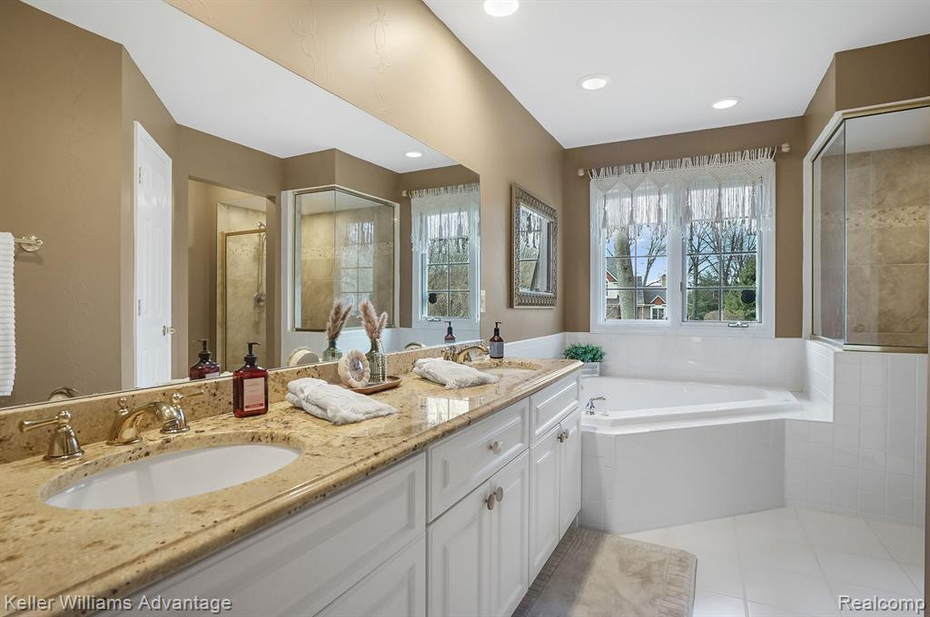 8597 PEBBLE CREEK Drive, Pinckney, MI 48169 — Photo 19