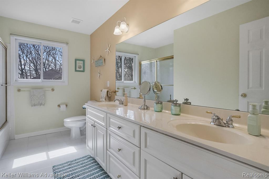 8597 PEBBLE CREEK Drive, Pinckney, MI 48169 — Photo 24