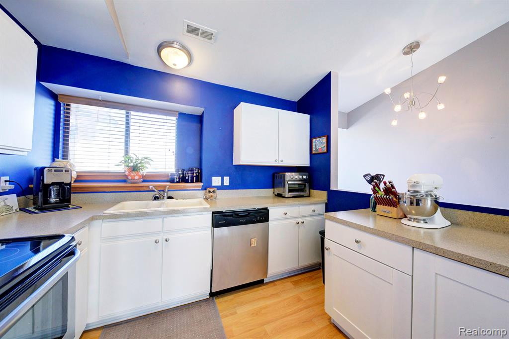 42793 LILLEY POINTE Drive, 144, Canton, MI 48187 — Photo 2