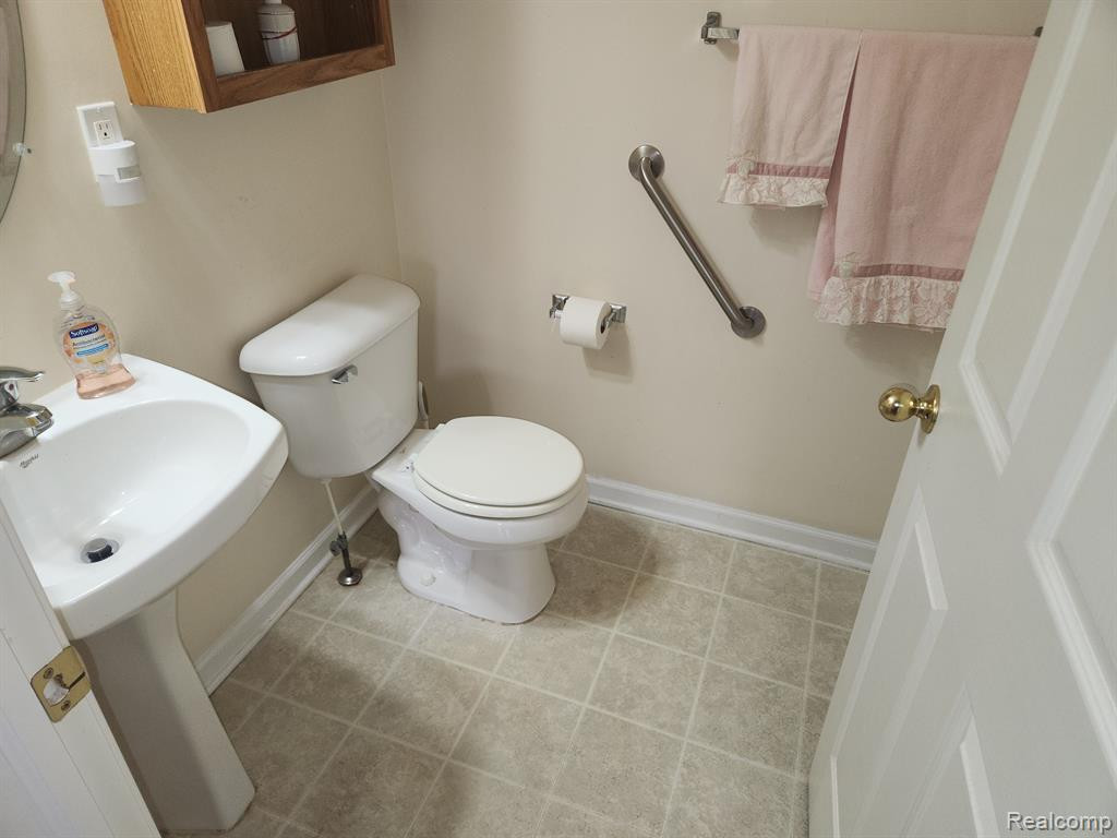 23585 ASHLEY Drive, Flat Rock, MI 48134 — Photo 11