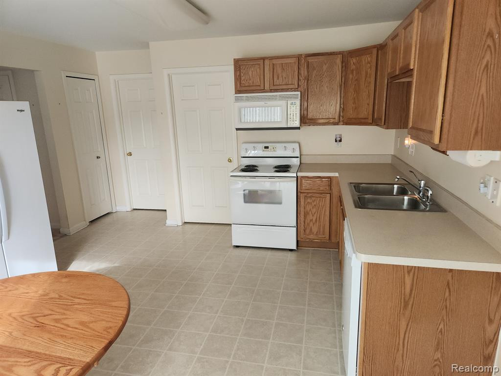 23585 ASHLEY Drive, Flat Rock, MI 48134 — Photo 22