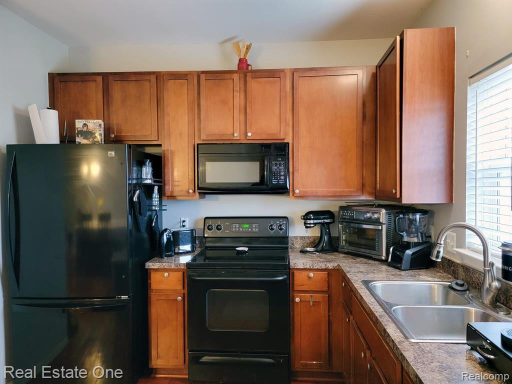 199 CENTER Boulevard, Wixom, MI 48393 — Photo 3