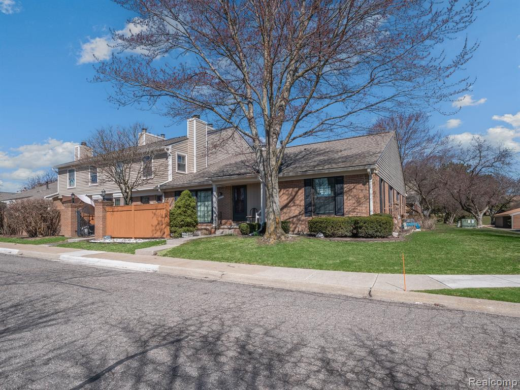 40054 CROSSWINDS, Novi, MI — front exterior