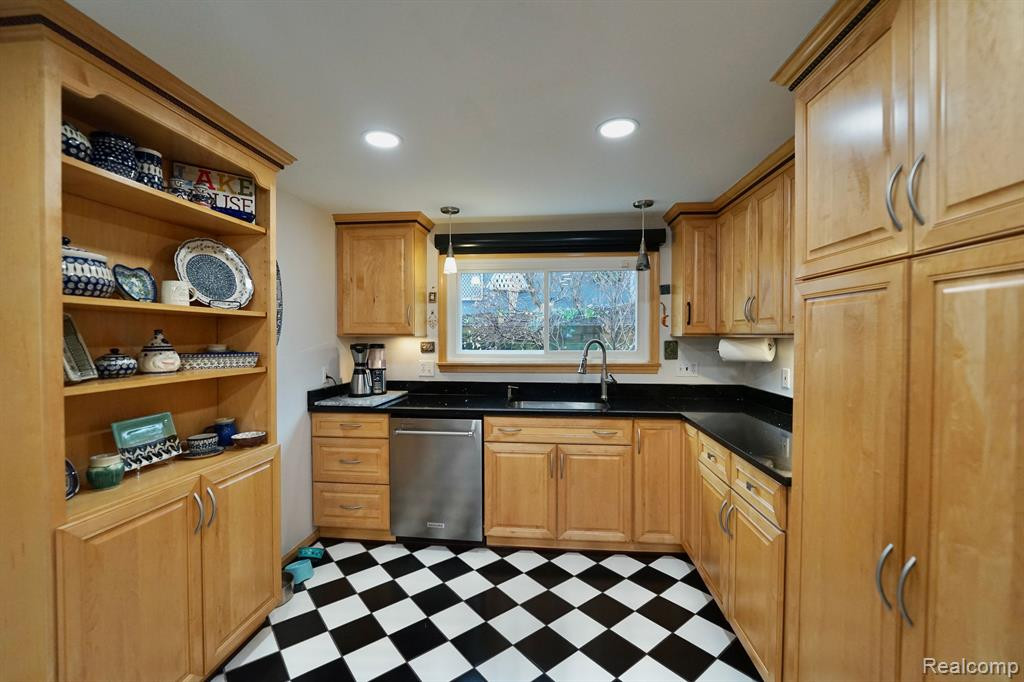 511 BELLEVUE Avenue, Lake Orion, MI 48362 — Photo 12
