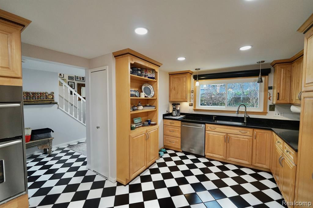 511 BELLEVUE Avenue, Lake Orion, MI 48362 — Photo 13