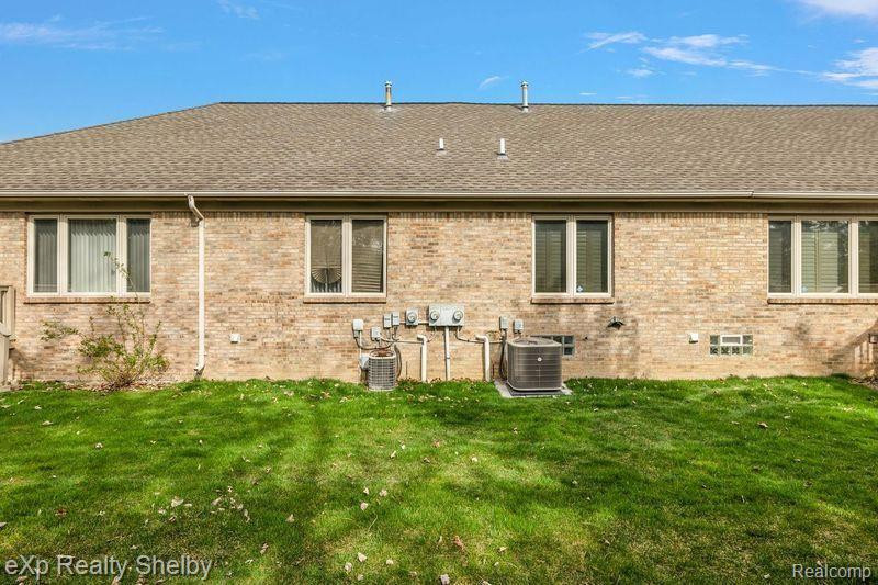 45853 KARAM Drive, Shelby Twp, MI 48315 — Photo 33