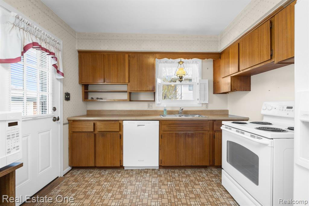 9901 PERE Avenue, Livonia, MI 48150 — Photo 8