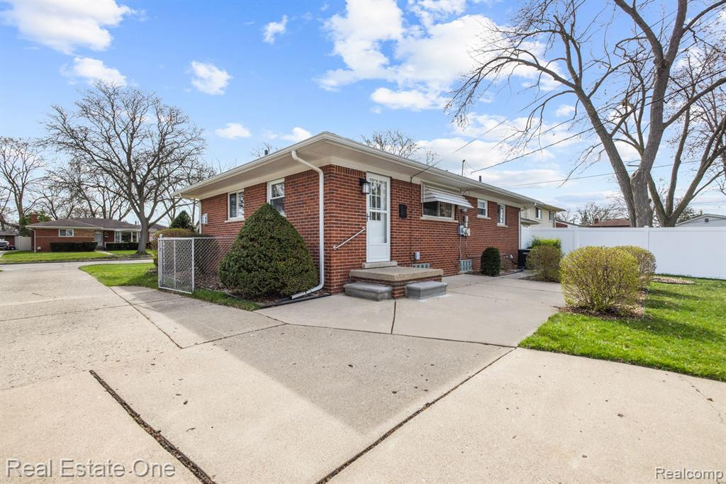 9901 PERE Avenue, Livonia, MI 48150 — Photo 19