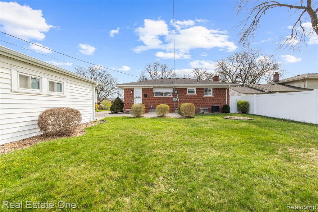 9901 PERE Avenue, Livonia, MI 48150 — Photo 23