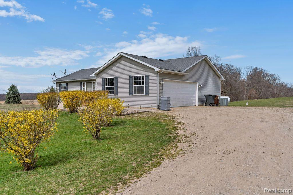 5814 HAYNER Road, Fowlerville, MI 48836 — Photo 3