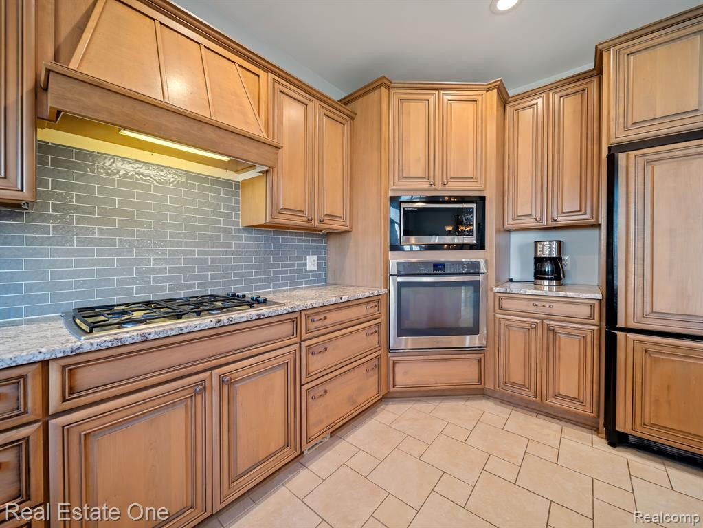 9060 HURON BLUFFS Drive, White Lake, MI — Photo 16