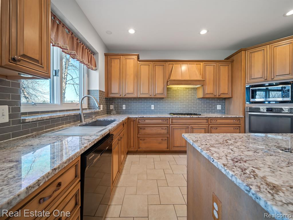 9060 HURON BLUFFS Drive, White Lake, MI — Photo 17