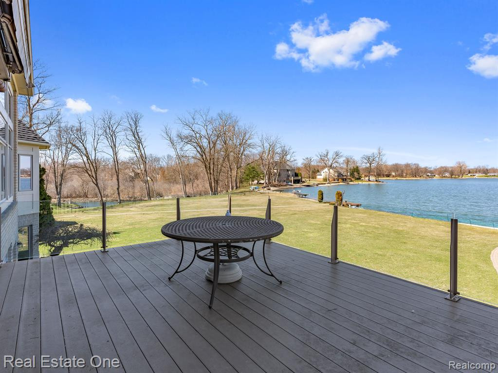 9060 HURON BLUFFS Drive, White Lake, MI — Photo 32