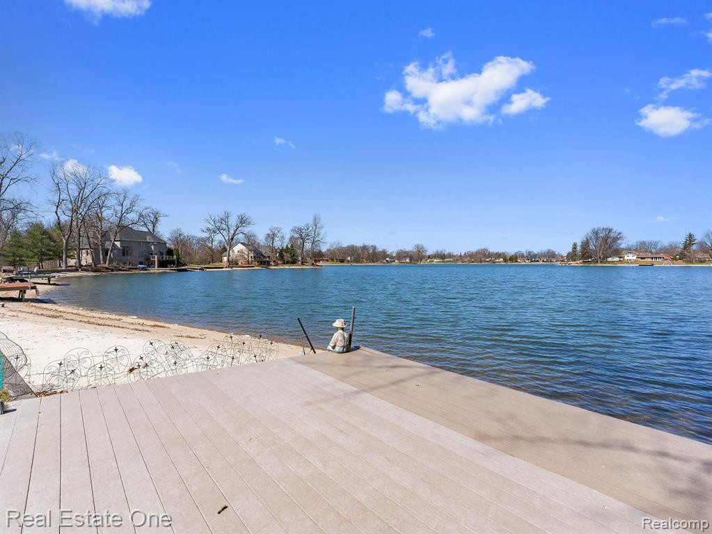 9060 HURON BLUFFS Drive, White Lake, MI — Photo 33