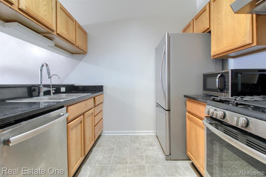 2672 S KNIGHTSBRIDGE Circle, Ann Arbor, MI 48105 — Photo 10